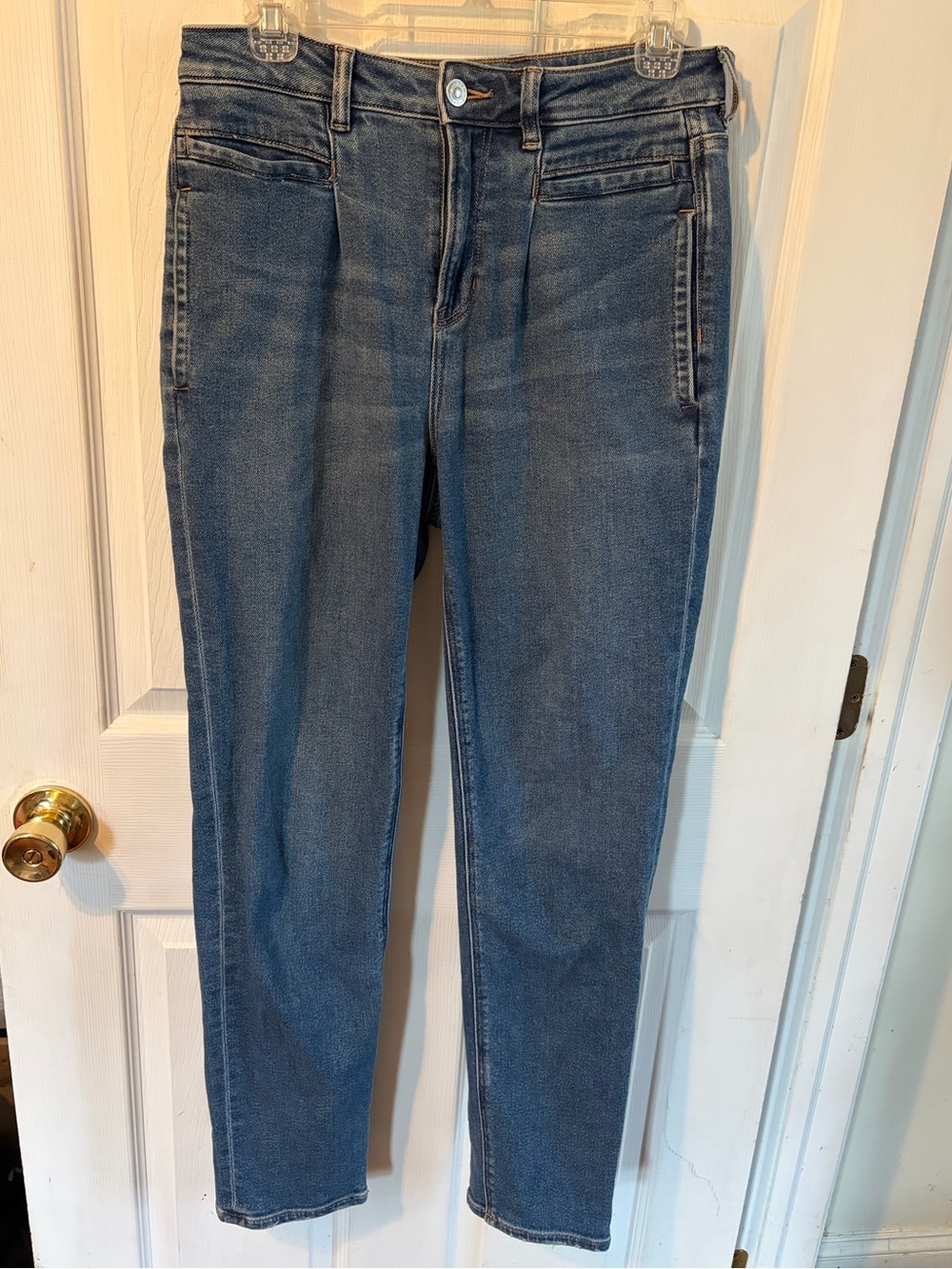 American Eagle Outfitters Retro Style High Rise Mom Jeans in Medium Wash 4 Long